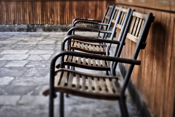 公共场所的四把旧椅子。意大利图片下载