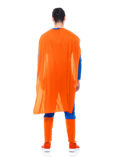 白人年轻男英雄站在白色背景前戴面具伪装图片下载