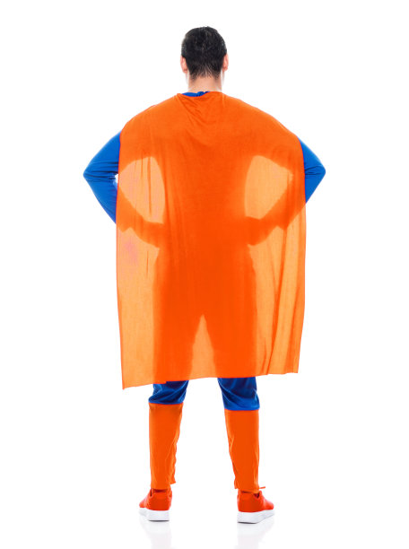 白人年轻男英雄站在白色背景前戴面具伪装图片下载