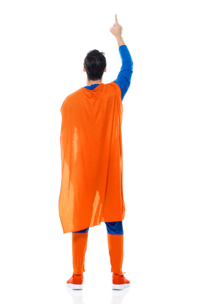 白人年轻男英雄站在白色背景前戴面具伪装图片下载