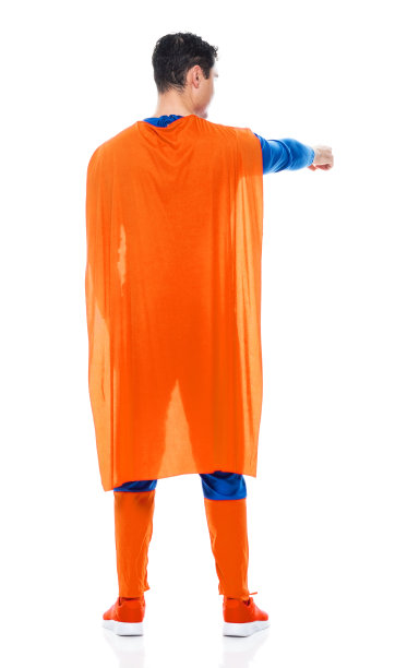 白人年轻男英雄站在白色背景前戴面具伪装图片下载