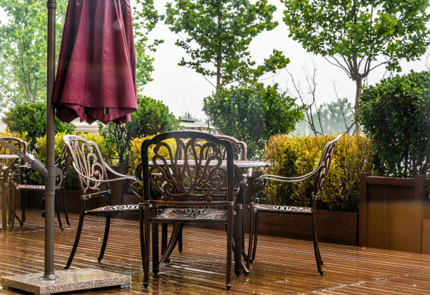 人行道上咖啡馆里的空桌子图片下载