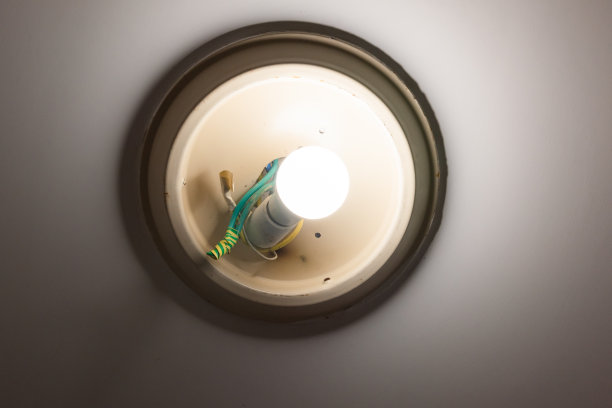 没有灯罩的灯泡图片下载