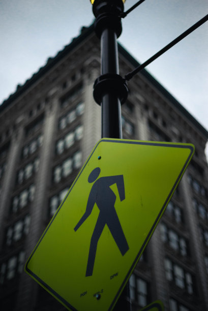 霓虹灯市中心图片下载