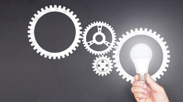 商业概念：黑板上的灯泡图片下载