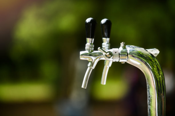 两个户外闪亮的精酿啤酒龙头图片下载