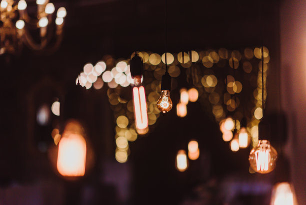 吊灯泡种类繁多，串灯散置图片下载