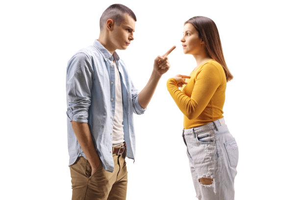 生气的男朋友用手指责骂他的女朋友图片下载