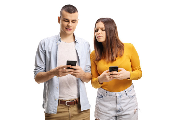 嫉妒的年轻女人偷看她男朋友的手机图片下载