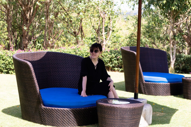 一个年轻女子在大椅子上休息图片下载