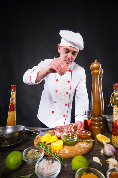 厨师在鲷鱼中加入盐和胡椒图片下载