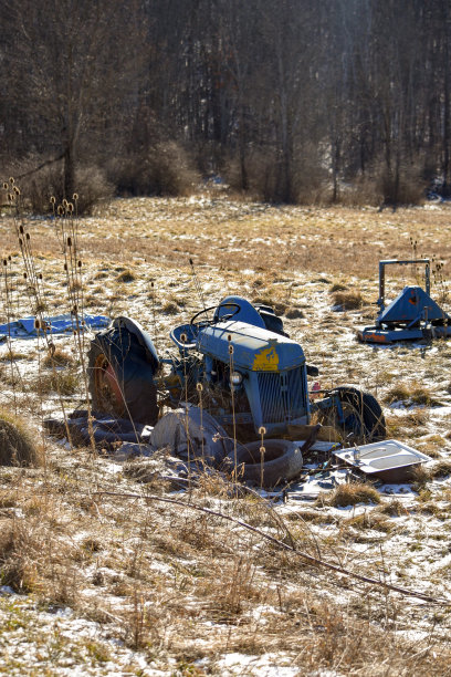农场里的旧拖拉机图片下载