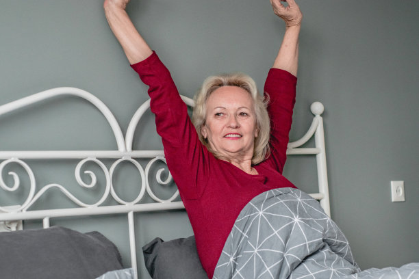 老年女性醒来图片下载