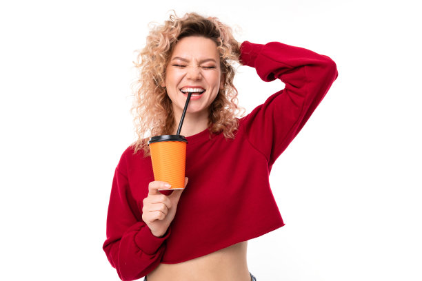 喝咖啡微笑的卷发白人女孩图片下载