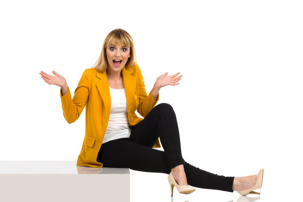 惊讶的女人坐在台阶上，打着手势大喊大叫图片下载