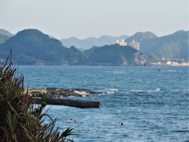 大海和山脉。位于千叶博索半岛的岩石海岸。图片下载