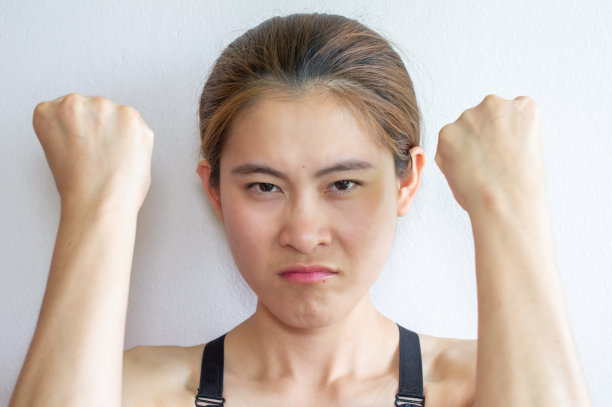 摆出拳击姿势的年轻女人素材图片