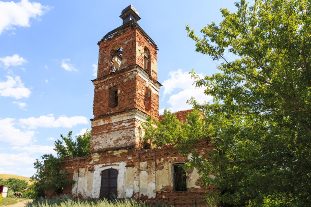 俄罗斯萨拉托夫地区。在Novoburas地区旅行，参观Loch村，Gremyachka。圣尼古拉斯教堂的奇迹创造者。建于19世纪1821年的废墟。这一系列照片图片下载
