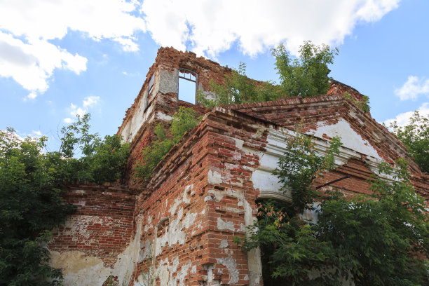 俄罗斯萨拉托夫地区。在Novoburas地区旅行，参观Loch村，Gremyachka。圣尼古拉斯教堂的奇迹创造者。建于19世纪1821年的废墟。这一系列照片图片下载