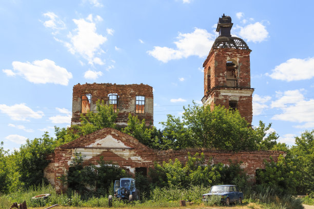 俄罗斯萨拉托夫地区。在Novoburas地区旅行，参观Loch村，Gremyachka。圣尼古拉斯教堂的奇迹创造者。建于19世纪1821年的废墟。这一系列照片图片下载