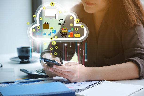 年轻的自由职业者使用智能手机上的应用程序进行网上购物或查看股票市场。云技术的概念。图片下载