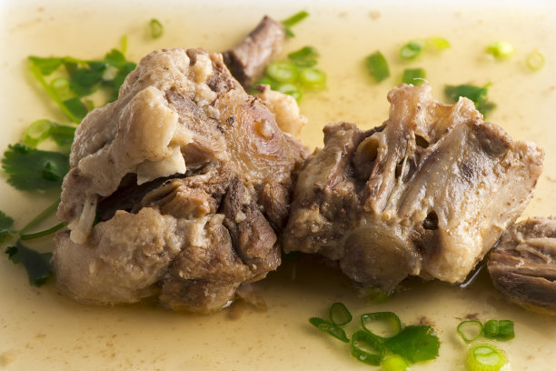 牛尾。越南炖牛尾，正宗传统牛尾粉Phở đuôi bò，配以葱花和香菜。图片下载