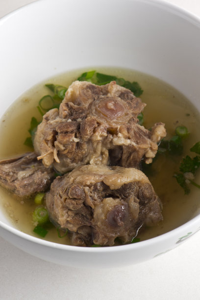 牛尾。越南炖牛尾，正宗传统牛尾粉Phở đuôi bò，配以葱花和香菜。图片下载