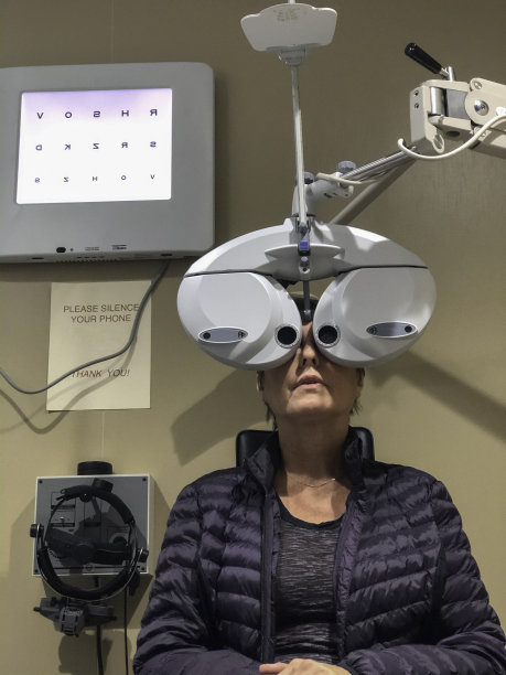 坐在眼科医生椅子上的女人图片下载