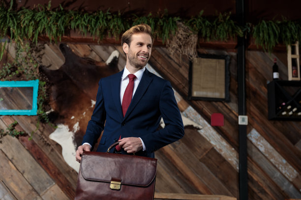 面带微笑的年轻商人图片下载