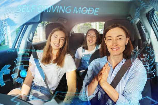 没有车轮的汽车和家庭，自动驾驶模式图片下载