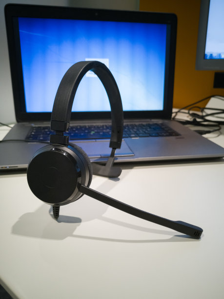 用于智能工作的耳机、扬声器和便携式笔记本电脑图片下载