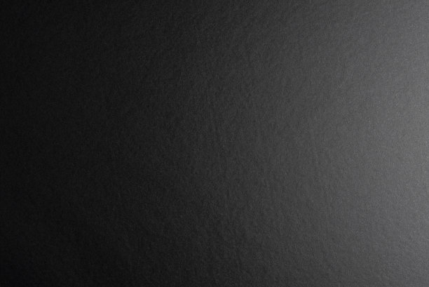黑色的背景由真正的黑色纸和亚光纤维结构，由柔和的光从右边照亮。图片下载
