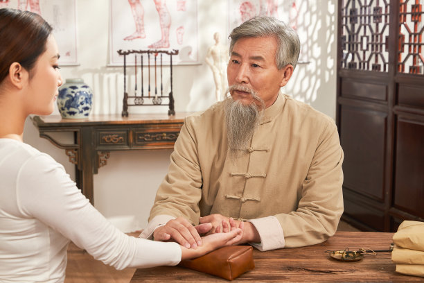 老中医给病人诊脉图片下载