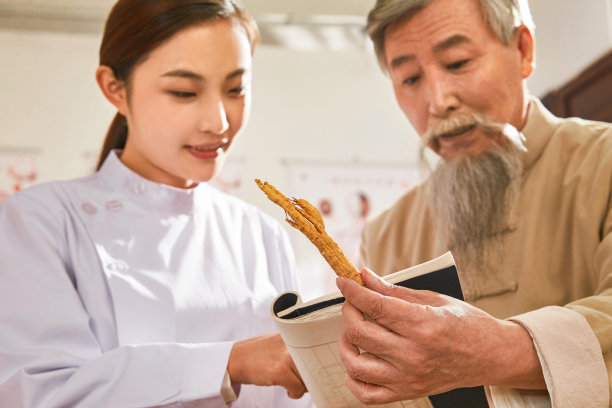 老中医给年轻医生讲解中药成分图片下载