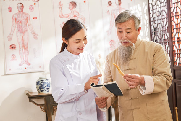 老中医给年轻医生讲解中药成分图片下载