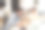 青年商务人士边吃披萨边工作图片下载