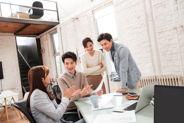 青年商务人士在工作室讨论工作图片下载