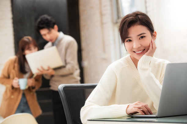 青年商务女性在工作室工作素材图片