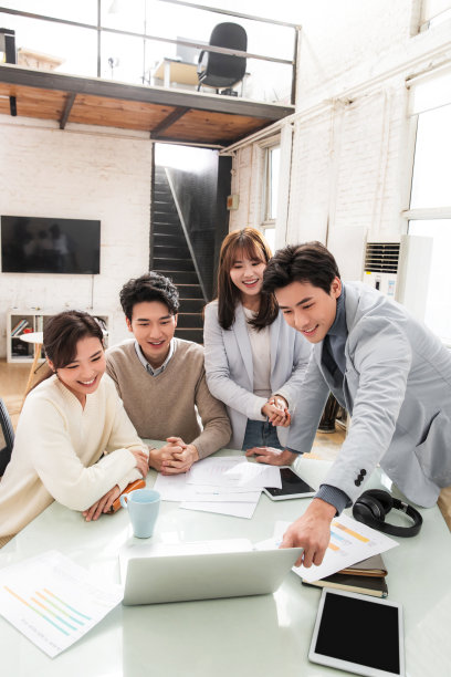 青年商务人士在工作室讨论工作图片下载