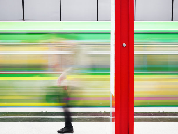 移动的男人与移动的火车抽象背景图片下载