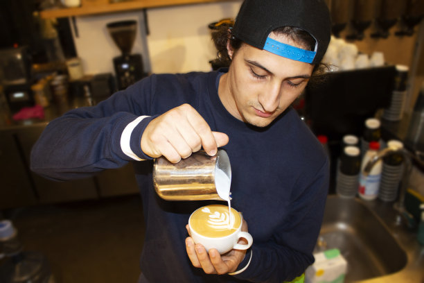 年轻的咖啡师，咖啡艺术图片下载