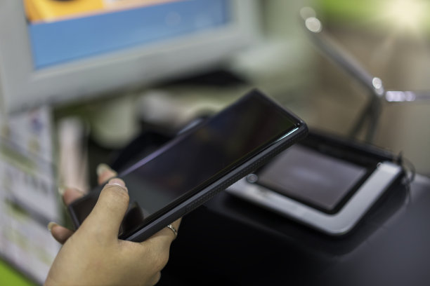 非接触式支付，顾客使用手机扫描支付，女人在咖啡店用手机支付，手机支付在线购物，选择性聚焦图片下载