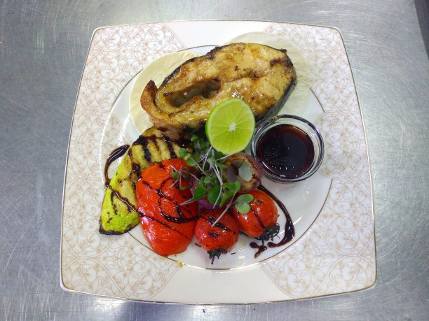 鲟鱼牛排，烤蔬菜和石榴酱图片下载