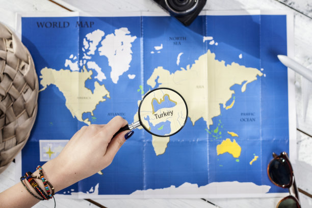 看世界地图寻找旅行目的地的女游客图片下载