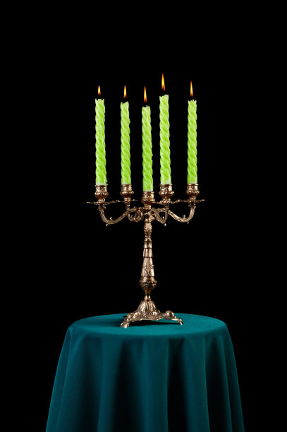 烛台与燃烧的蜡烛隔在桌子上图片下载