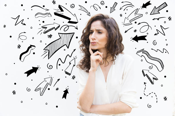 美丽体贴的年轻女子望向一旁图片下载