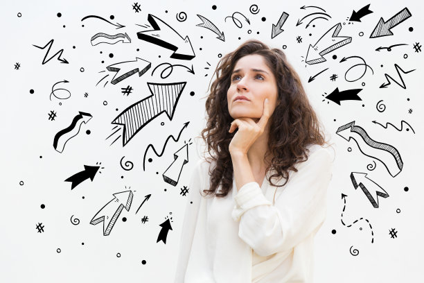 体贴的年轻女子把手指放在脸颊上图片下载