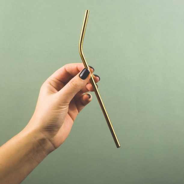 金色饮料吸管——一种环保的生活方式图片下载