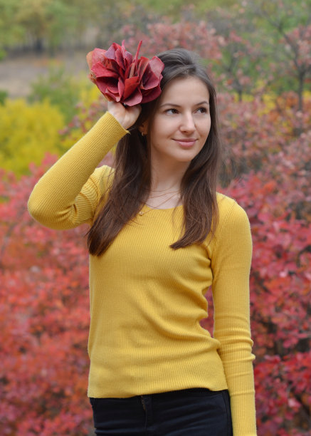 一个手持鲜花的年轻女子图片下载