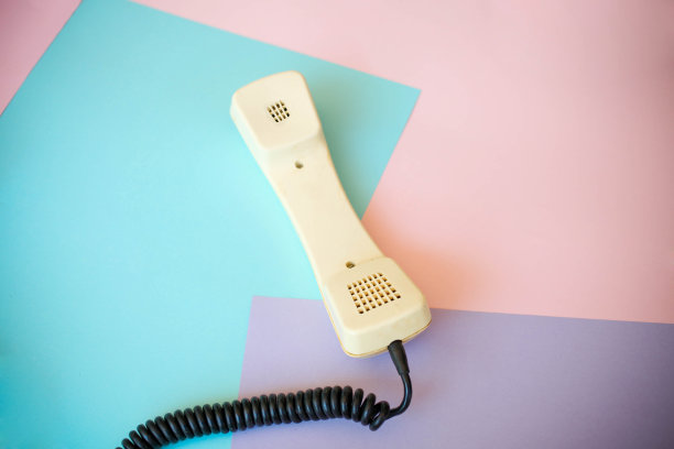 电话怀旧接收机在彩色背景图片下载